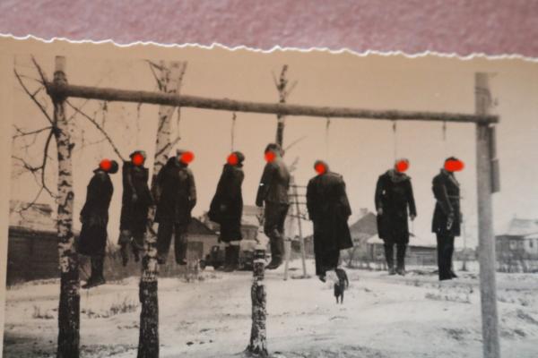 altes Foto - acht erhängte Partisanen - Russland ?  Ort ? rückseitig beschrieben